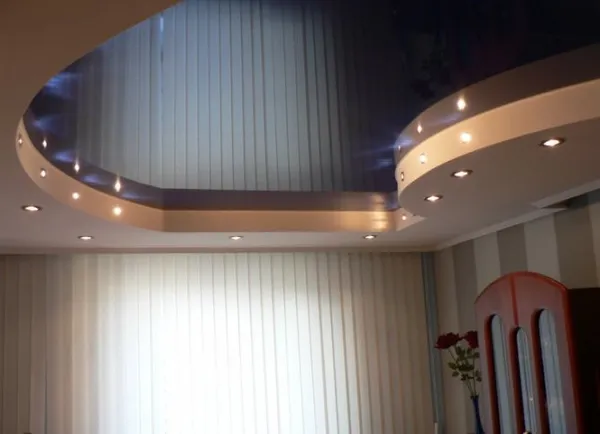 Двухуровневые натяжные потолки для зала: особенности и варианты дизайна 10