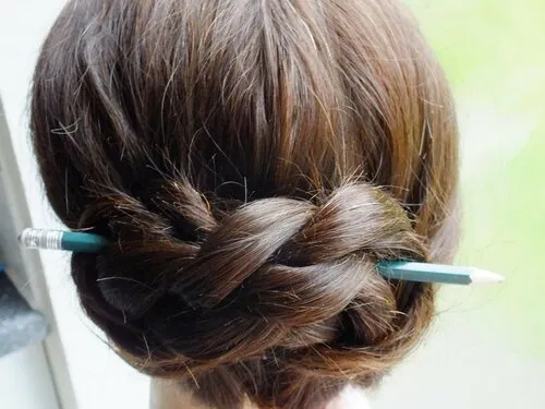 Коса на карандаше — простая техника плетения