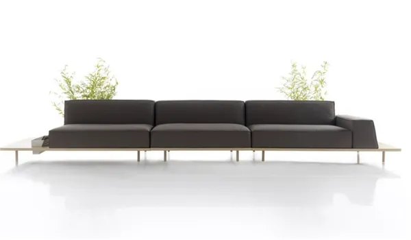 Прямой диван будет стильно смотреться в офисе или домашнем кабинете