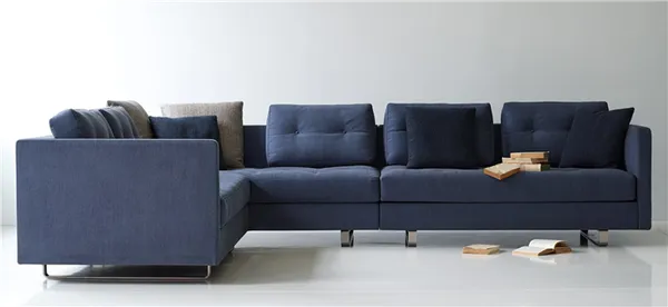 В качестве акцента в белой гостиной можно использовать синий диван