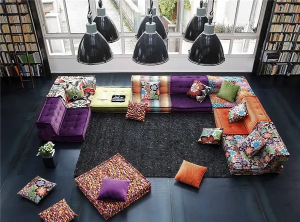 Модульный диван идеально подойдет для большой гостиной в частном доме