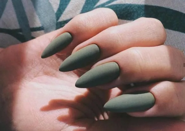 Зеленый матовый маникюр на длинные ногти