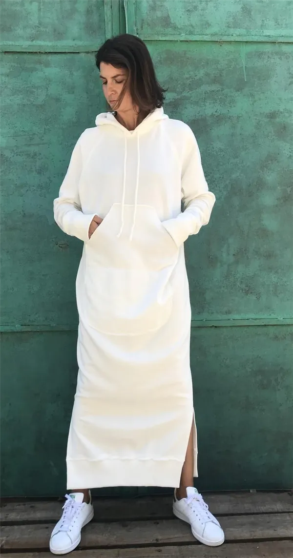 длинное белое платье с капюшоном