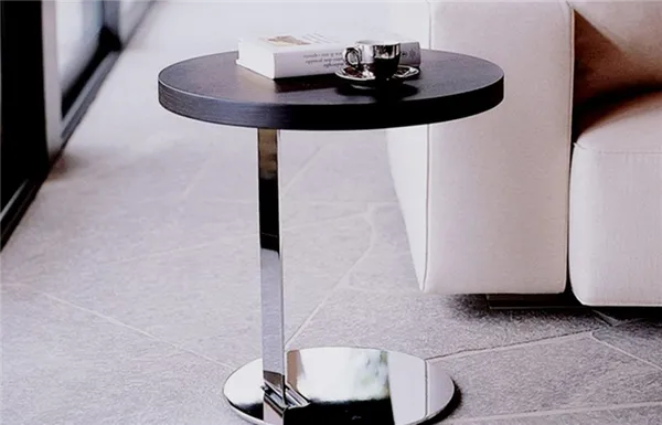 Приставной столик – идеальный предмет мебели для сторонников «диванного» образа жизни 4