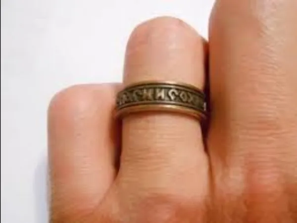 Носить кольцо «Спаси и сохрани» можно на любом пальце.
