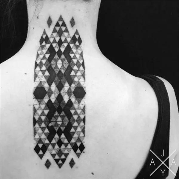 Яркие геометрические татуировки для девушек: оригинальные идеи 18