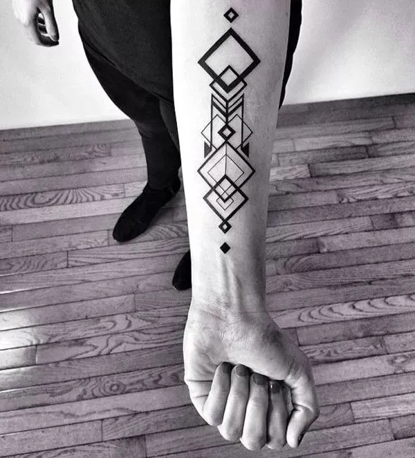 Яркие геометрические татуировки для девушек: оригинальные идеи 21