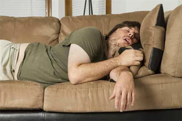муж спит на диване