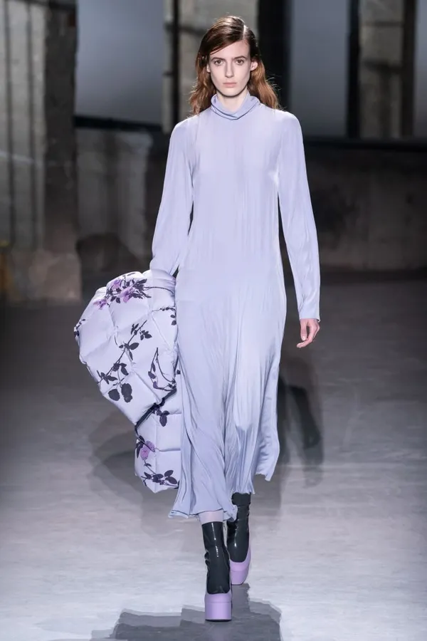 Модное длинное сиреневое платье Dries Van Noten