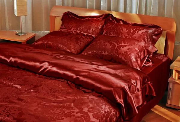 Красное постельное белье из шелка