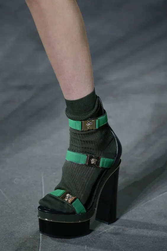 Зеленые босоножки на платформе и толстом каблуке в сочетании с темно-зелеными носками.