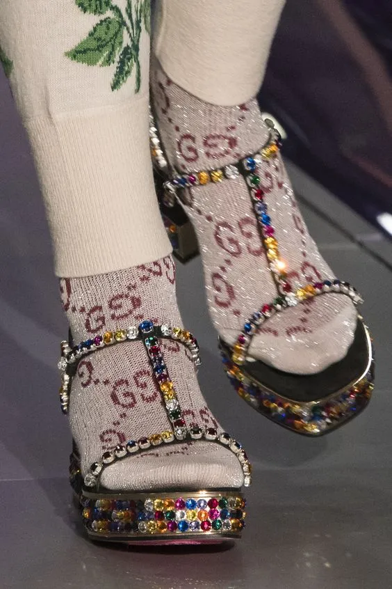 Яркие босоножки с стразами в сочетании с носками - показ Gucci.