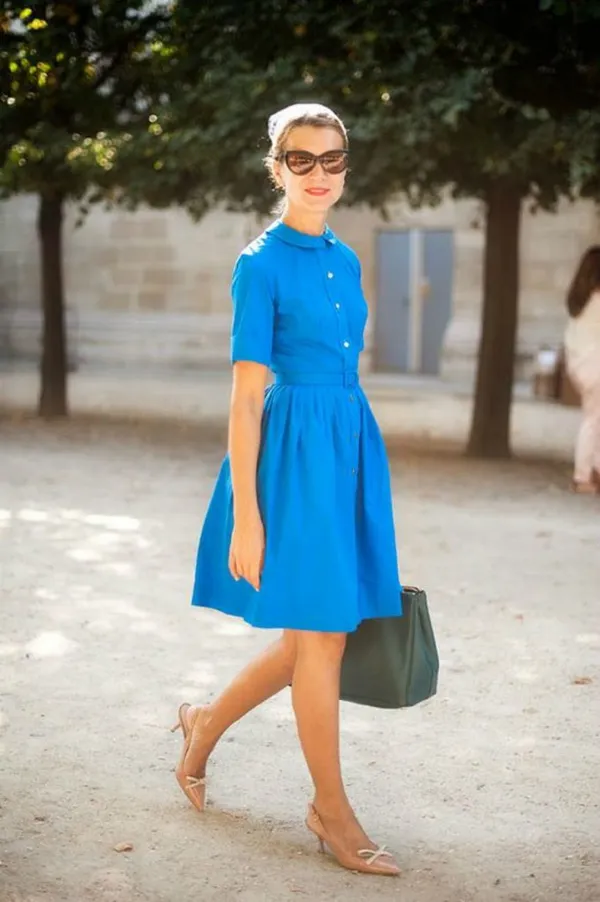 Бежевые туфли kitten heels и синее летнее платье — классическое сочетание.
