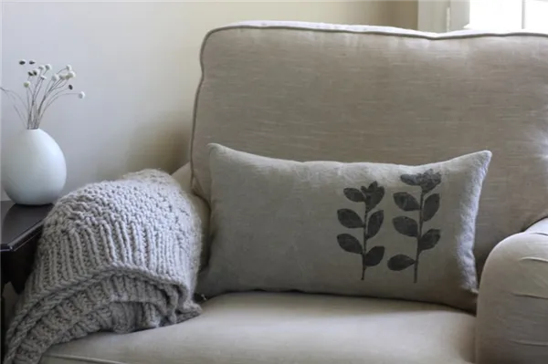 Светло-серый диван идеально подойдет для интерьера современной гостиной
