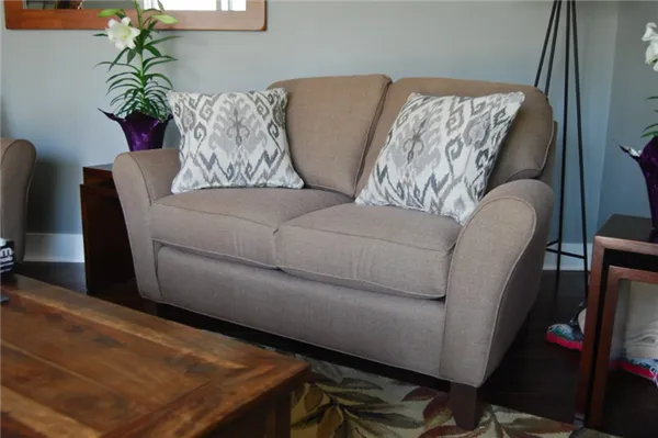 Для маленькой гостиной идеально подойдет светло-бежевый диван