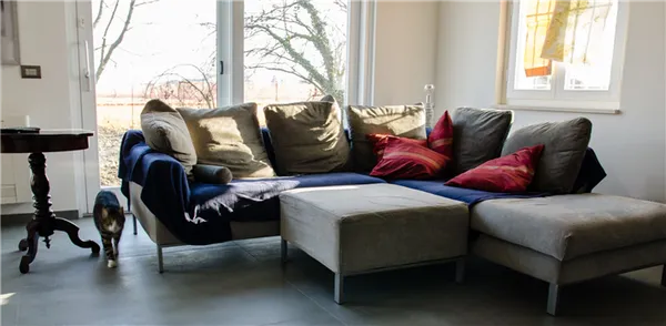 Угловой диван можно дополнить удобным пуфом для ног