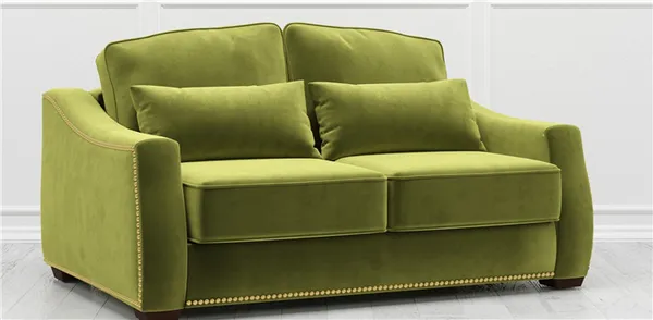В белой гостиной можно использовать зеленый диван в качестве акцента