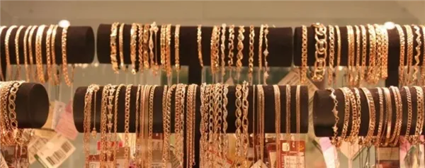 плетения браслетов витрина ювелирного магазина