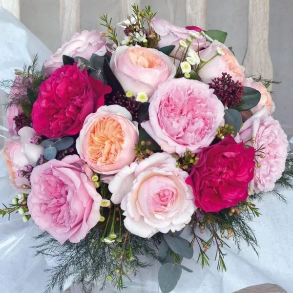 Свадебный букет из малиновых и розовых пионовидных роз