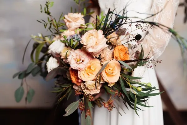 Букет невесты из пионовидных роз в стиле «бохо»