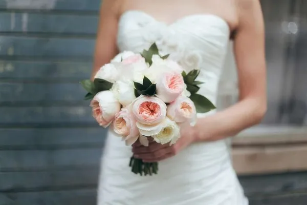 Букет невесты из белых и пастельно-розовых пионовидных роз