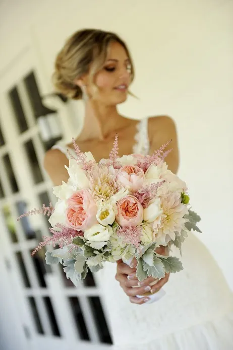 Невеста-блондинка с букетом из пионовидных роз