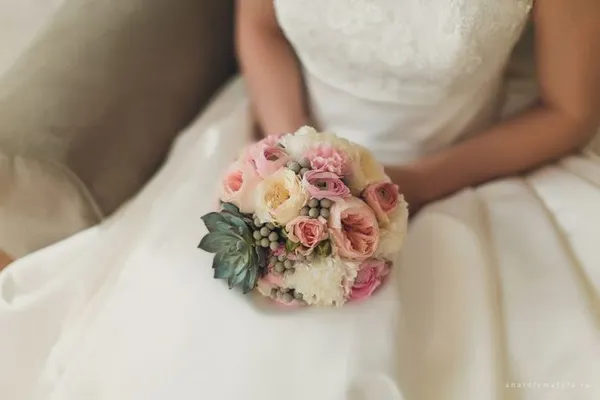 Круглый свадебный букет для пышного платья