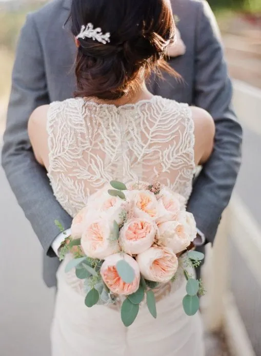 Невеста и жених с букетом из пионовидных роз