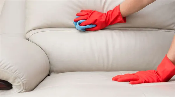 Как почистить белый диван без разводов