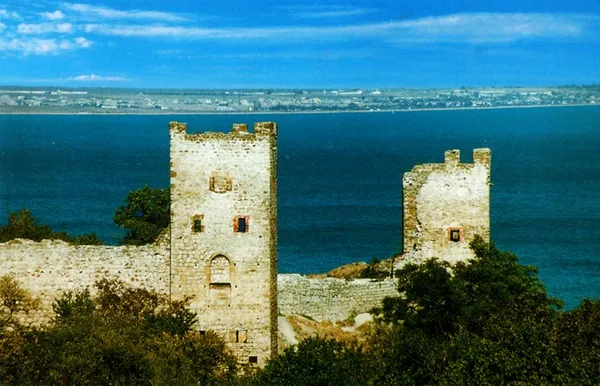 Сохранившиеся башни Генуэзской крепости