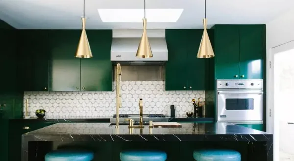 Кухня изумрудного цвета: дизайн в темно-зеленых тонах 2
