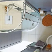Душевая кабина в маленькой ванной комнате - вид сверху