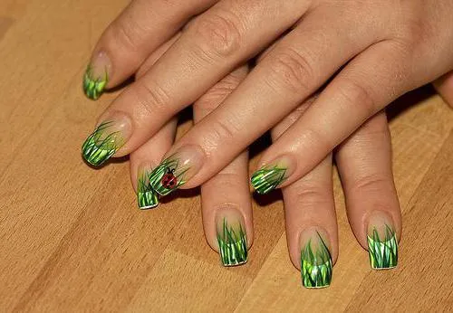 Зеленый френч на ногтях