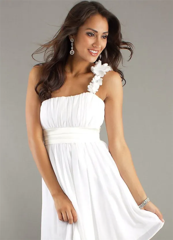 девушка в белом платье на выпускной фото