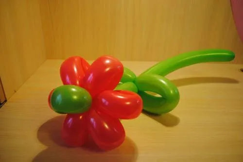 Как сделать цветок из воздушных шариков 12