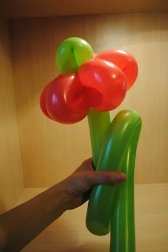Как сделать цветок из воздушных шариков 11