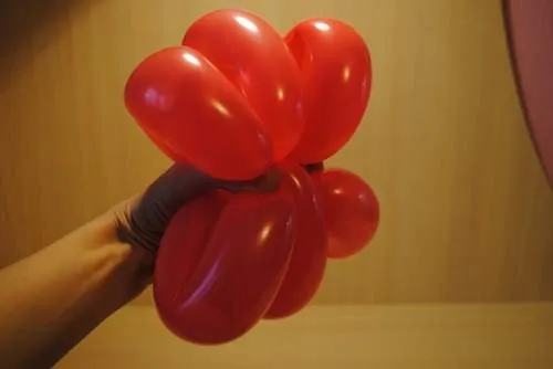 Как сделать цветок из воздушных шариков 7