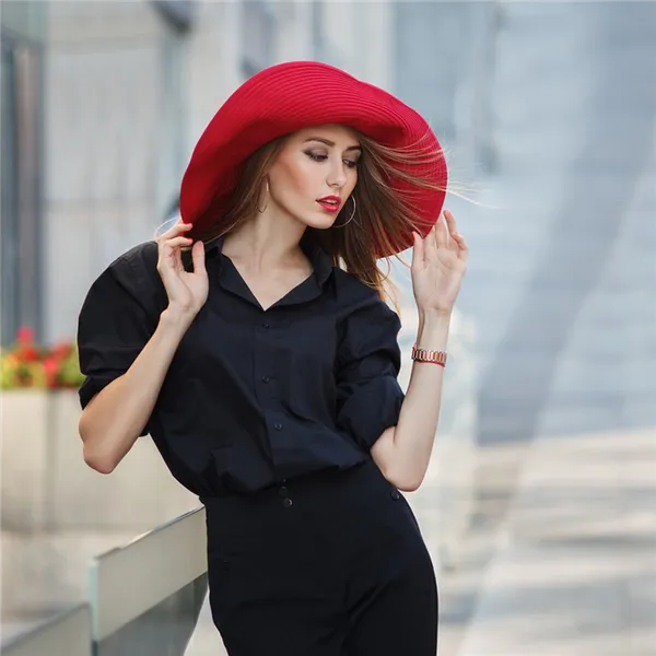 Стильная красная шляпа с черной рубашкой и юбкой