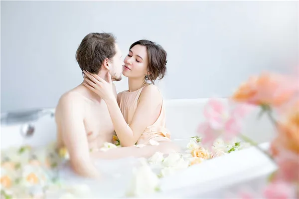 сборы невесты с женихом в ванной