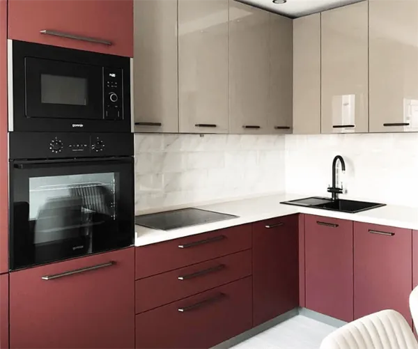 Дизайн угловой кухни в современном стиле красная