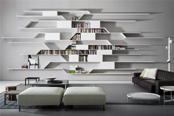 Книжные полки на стене гостиной в стиле хай-тек