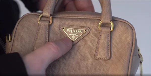 Как можно отличить оригинальную сумку Prada от многочисленных подделок 3