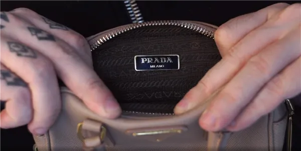 Как можно отличить оригинальную сумку Prada от многочисленных подделок 2