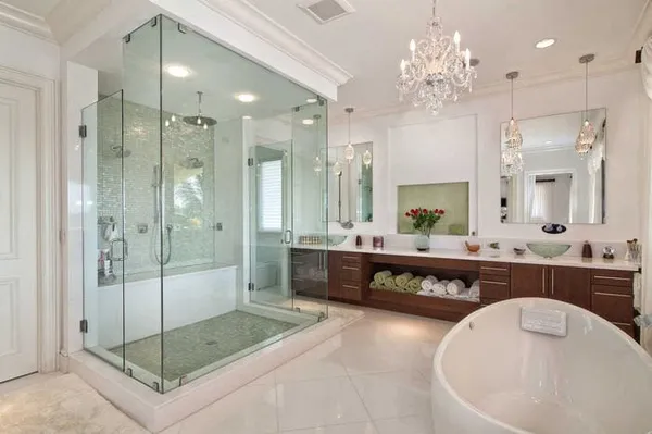 идея яркого стиля большой ванной комнаты