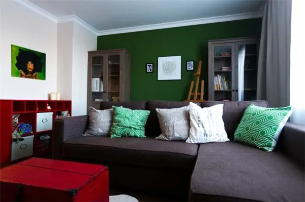 Темно-зеленый цвет в интерьере гостиной