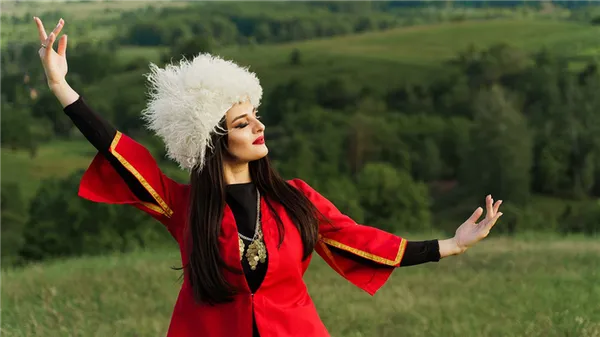 Женщина в грузинском национальном костюме