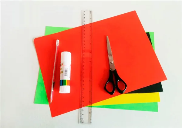 Цветная бумага, клей, линейка, карандаш и ножницы