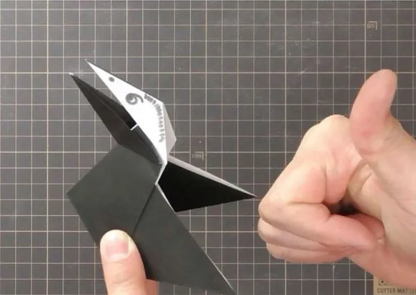 Сборка оригами говорящего ворона: шаг 6