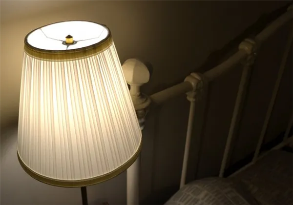 Как выбрать настольную лампу для спальни 26