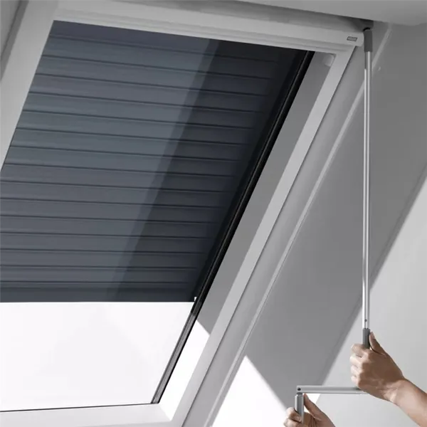 Как выбрать шторы для оформления мансардных окон со скошенным потолком 24